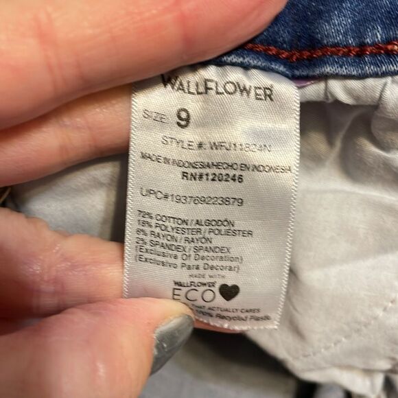 Wallflower Stretch Jean Shorts, 9 - Picture 4 of 4